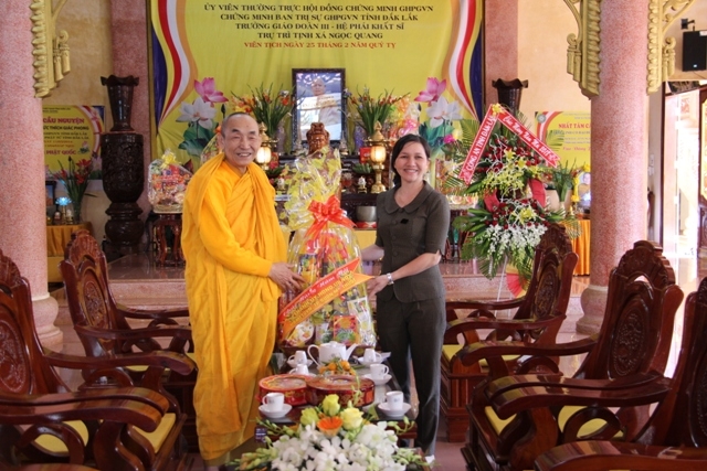 Đại diện lãnh đạo TP. Buôn Ma Thuột thăm tặng quà chúc Tết tịnh xá Ngọc Quang 