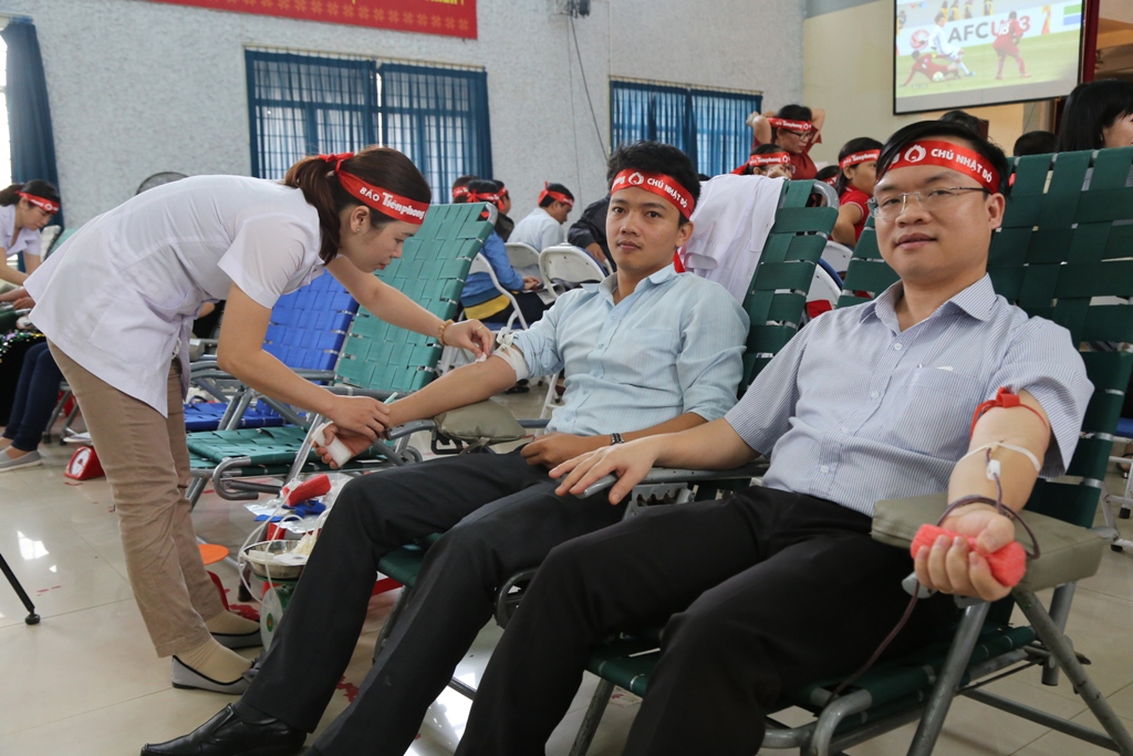 Bác sĩ Toàn (bìa phải) tham gia hiến máu. Ảnh: Đ. Thi