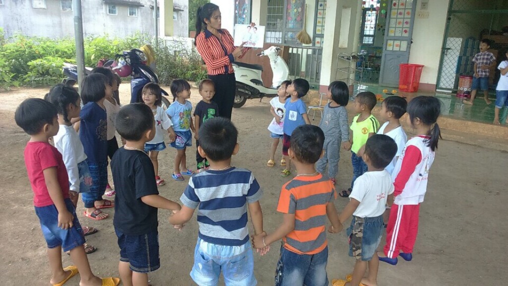 Giáo viên Trường Mẫu giáo Hoa Mai Tổ chức dạy tiếng Việt cho trẻ qua các đồ dùng trực quan.   