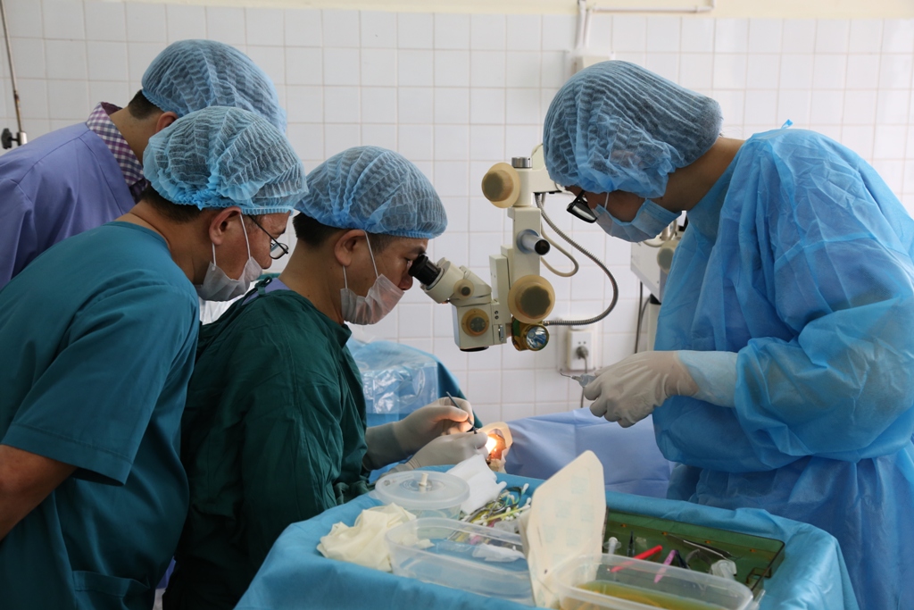 Mổ đục thủy tinh thể tại khoa Mắt, Bệnh viện Đa khoa tỉnh. Ảnh: H. Thi