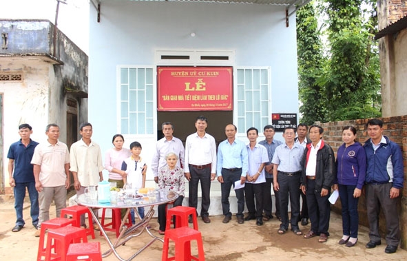 Đảng bộ huyện Cư Kuin trao nhà Tiết kiệm làm theo lời Bác tặng bà Nguyễn Thị Lam, xã Ea Bhốk. 