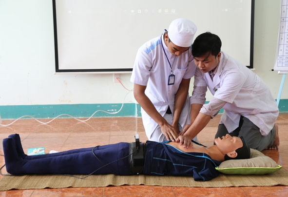 Giờ học thực hành trên  mô hình tại Trường Cao đẳng Y tế  Đắk Lắk.   Ảnh:  Đ. Thi