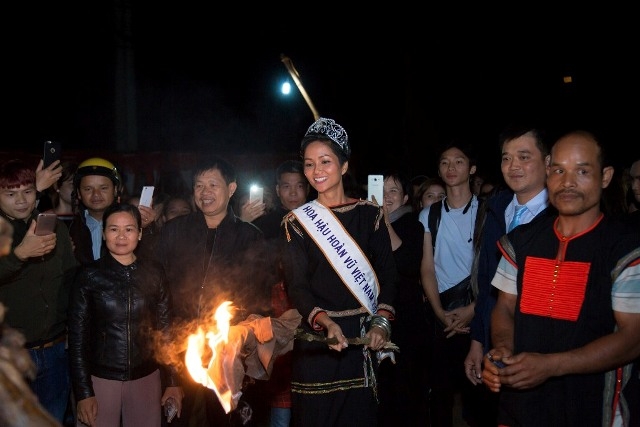 Hoa hậu H'Hen Niê tham gia đốt lửa trại cùng bà con buôn làng