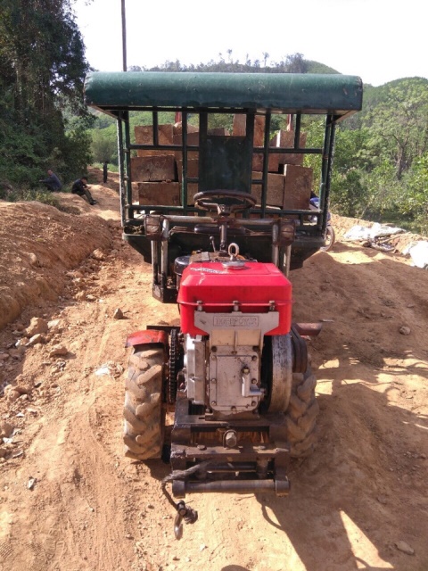 Một xe công nông độ chế vận chuyển gỗ ở huyện M'Đrắk vừa bị lực lượng chức năng bắt giữ.