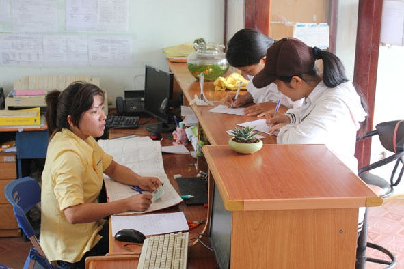 Người dân đến giao dịch nhận kết quả thủ tục hành chính tại Bưu điện văn hóa xã Ea Na, huyện Krông Ana. 