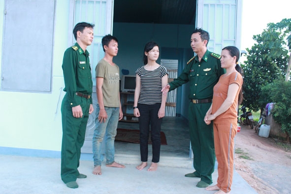  Thượng tá Nguyễn Hữu Phúc (bên phải) trò chuyện,  động viên  gia đình  học sinh  có hoàn cảnh khó khăn  trên địa bàn  xã Ea Bung. 