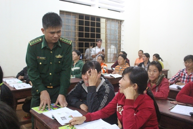 Lớp học xóa mù chữ do Đại úy Phạm Văn Hiếu cùng đồng đội trực tiếp giảng dạy.