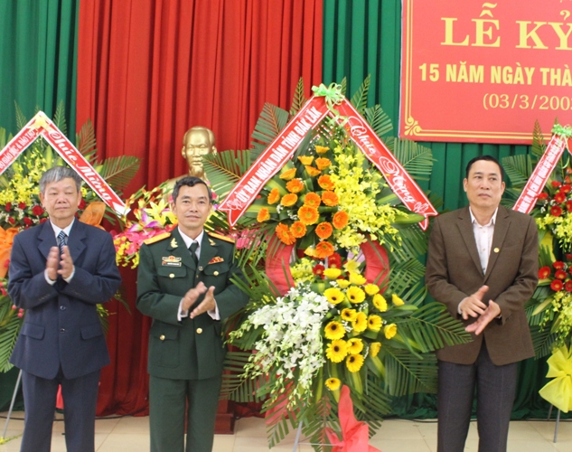 Phó Chủ tịch UBND tỉnh Võ Văn Cảnh (bên phải) tặng lẵng hoa chúc mừng Trung tâm. 