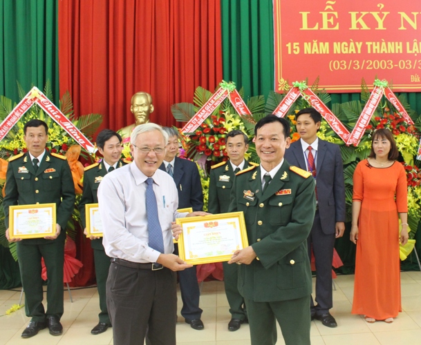 PGS-TS Nguyễn Tấn Vui, Hiệu trưởng Trường Đại học Tây Nguyên tặng Giấy khen của Trung tâm cho các tập thể, cá nhân. 