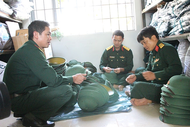 Cán bộ Ban Chỉ huy Quân sự huyện Cư M’gar chuẩn bị quân tư trang cho tân binh.