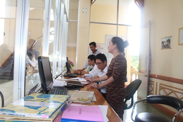Kiểm tra việc thực hiện các thủ tục hành chính trên hệ thống dịch vụ hành chính công trực tuyến tại Bộ phận tiếp nhận và trả kết quả - UBND thị xã Buôn Hồ.
