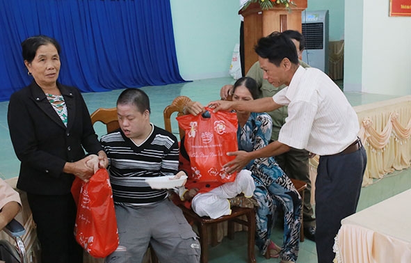 Đại diện lãnh đạo huyện Ea Kar tặng quà cho các gia đình nạn nhân bị ảnh hưởng chất độc da cam/dioxin.  