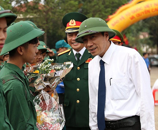 Phó Bí thư Tỉnh ủy, Chủ tịch UBND tỉnh, Chủ tịch Hội đồng Nghĩa vụ quân sự tỉnh  Phạm Ngọc Nghị lắng nghe tâm tư của chiến sĩ mới.