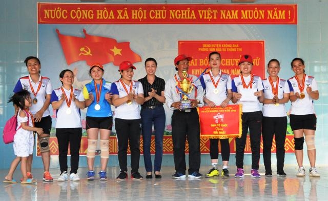 Ban tổ chức trao giải Nhất cho đội bóng Phòng giáo dục và Đào tạo.