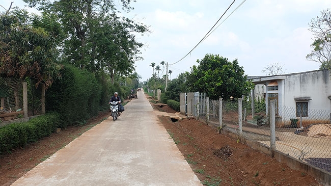 Đường nông thôn mới ở thôn Sơn Lộc 1 - một trong 3 thôn cách mạng thuộc xã 9 - Tư Cung trước đây, nay là xã Cư Bao.  