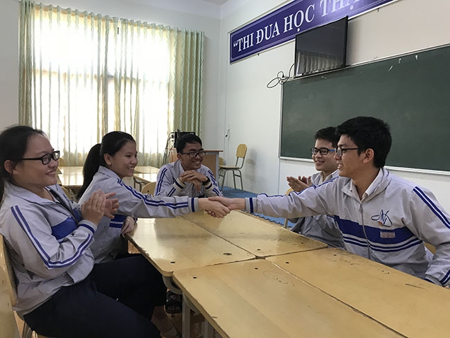 Em Nguyễn Khang Điệp (bìa phải) chia sẻ niềm vui với các bạn cùng lớp khi đoạt giải Nhất học sinh giỏi quốc gia.  
