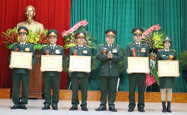 Thượng úy quân nhân chuyên nghiệp H'Lễ Niê (bên phải) được Phòng Chính trị tặng danh hiệu Chiến sĩ thi đua cơ sở năm 2017. 