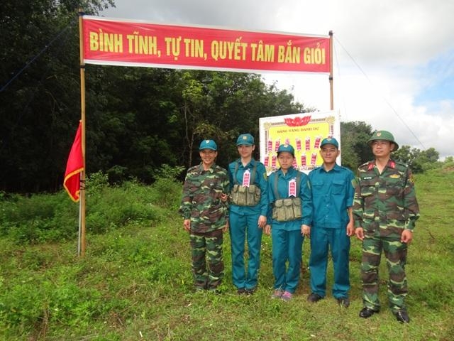 Các nữ chiến sĩ Lê Thị Ngọc Anh (trái) và Phạm Thị Kiều Loan nhận hoa bắn giỏi trong đợt huấn luyện 2017. 
