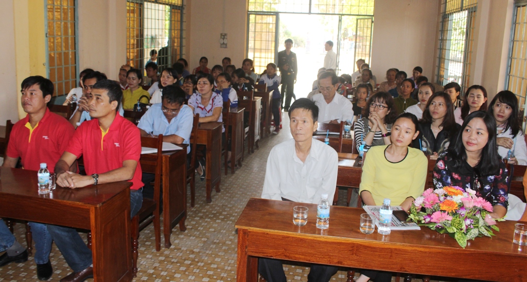 Các đại biểu tham dự chương trình trao học bổng tặng học sinh khó khăn xã Ea Bung