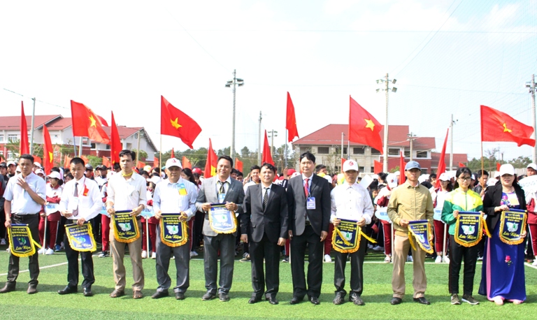 Phó Chủ tịch UBND tỉnh Nguyễn Tuấn Hà và Giám đốc Sở GD-ĐT Phạm Đăng Khoa trao cờ lưu niệm tặng các đoàn VĐV tham dự  HKPĐ.