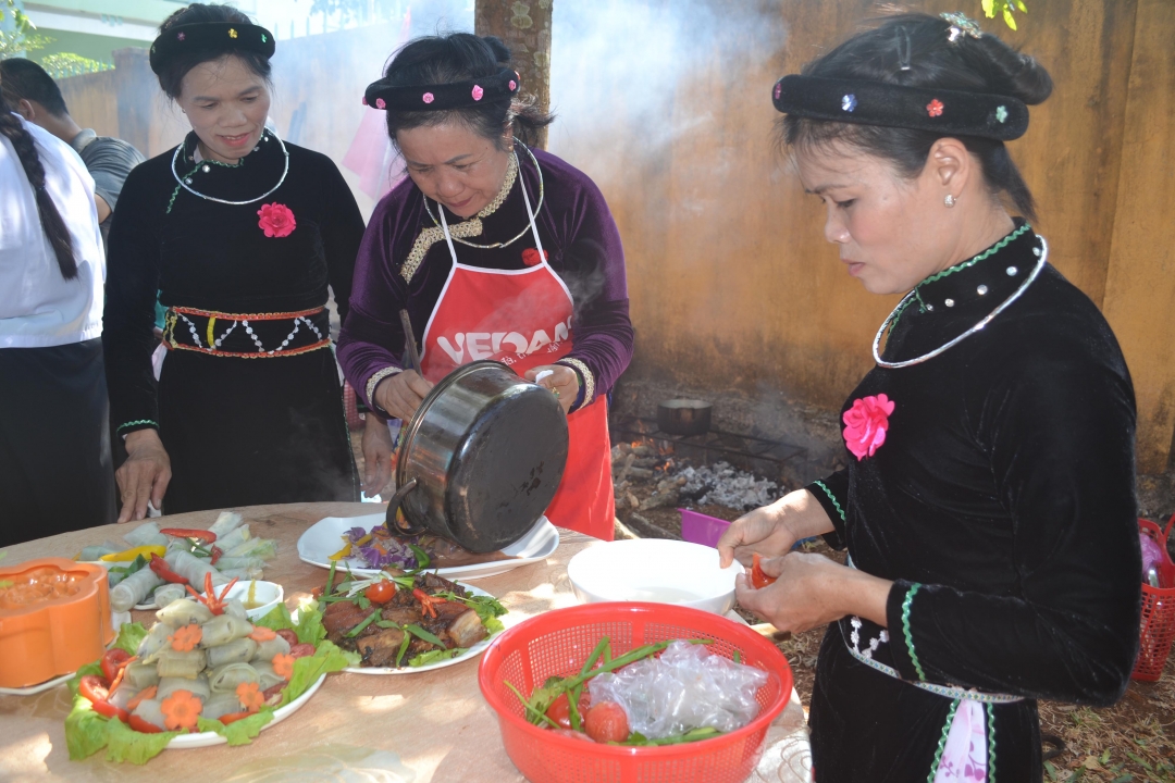 Phụ nữ người Tày (buôn Cao Thắng, xã Ea Kao) trong phần thi ẩm thực.
