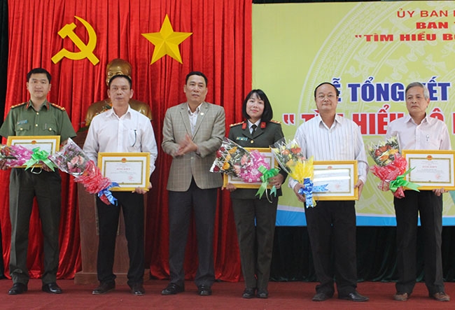 Phó Chủ tịch UBND tỉnh Võ Văn Cảnh trao Bằng khen của UBND tỉnh tặng các cá nhân, tập thể đoạt giải  tại  cuộc thi. 