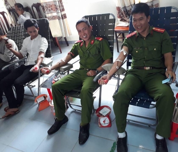 Đoàn viên, thanh niên huyện MĐrắk tham gia hiến máu tình nguyện.