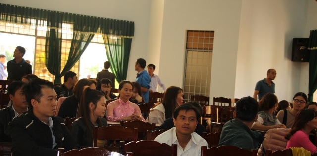  Giáo viên ở huyện Krông Pắc tại hội nghị nghe thông báo chấm dứt hợp đồng lao động.