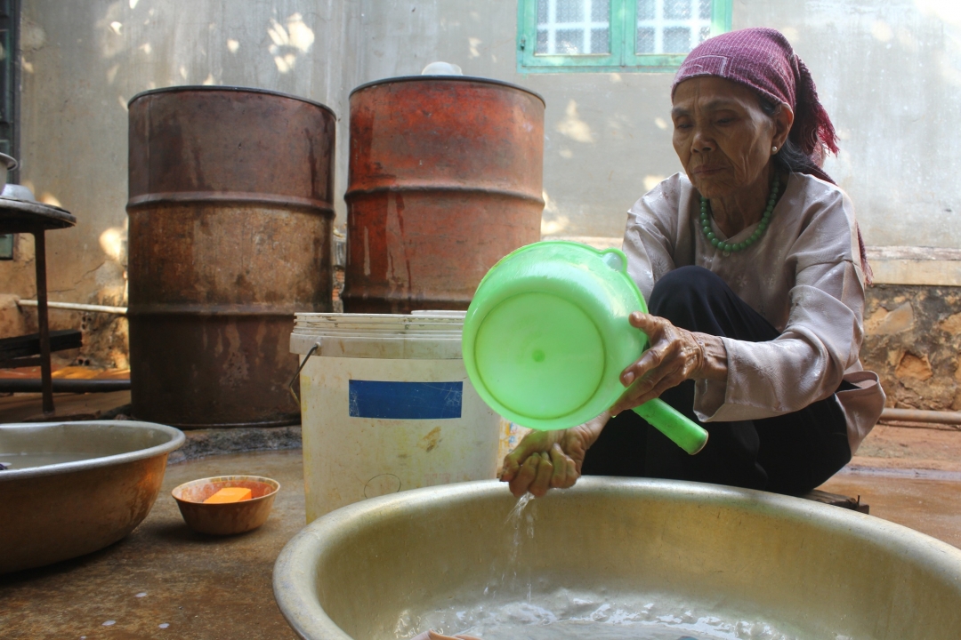 Nước giếng nóng hơn bình thường nên gia đình bà Sửu phải bơm nước lên thùng chứa chờ nguội mới sử dụng được
