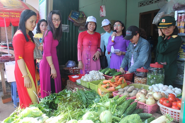 Lãnh đạo Hội LHPN các cấp thăm quan cửa hàng thực phẩm sạch – một trong những mô hình khởi nghiệp của hội viên phụ nữ thị trấn Buôn Trấp, huyện Krông Ana.