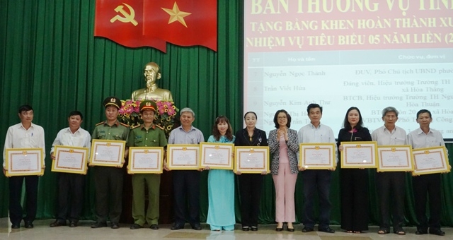 Trưởng Ban Tuyên giáo Tỉnh ủy Huỳnh Thị Chiến Hòa trao Bằng khen của Ban Thường vụ Tỉnh ủy tặng các đảng viên hoàn thành xuất sắc nhiệm vụ tiêu biểu 5 năm liền (2013- 2017). 