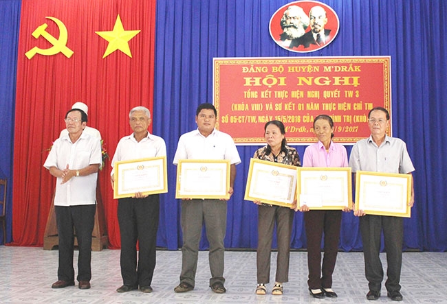Bà Nguyễn Thị Khuyến  (thứ hai  từ phải sang) được Huyện ủy M’Đrắk  khen thưởng  trong học tập  và làm theo  tư tưởng,  đạo đức,  phong cách  Hồ Chí Minh.  