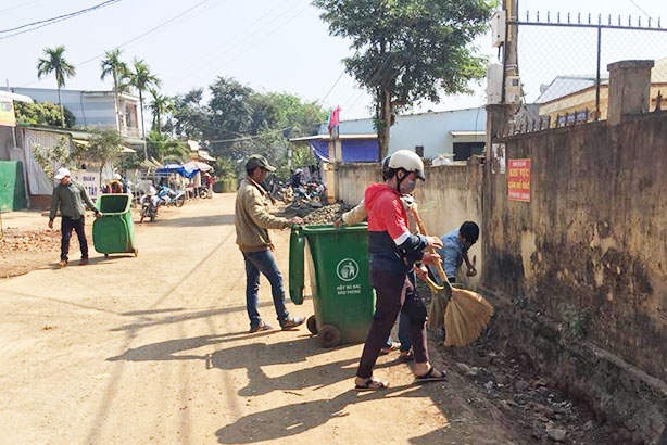 Các thành viên Tổ thu gom rác thải đang thu gom rác tại khu vực dân cư.
