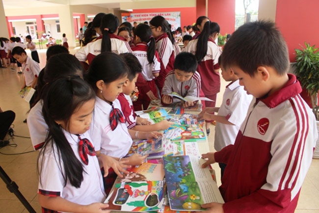 Học sinh Khối Tiểu học - Trường Hoàng Việt, TP. Buôn Ma Thuột được tiếp cận sách, báo thông qua mô hình 