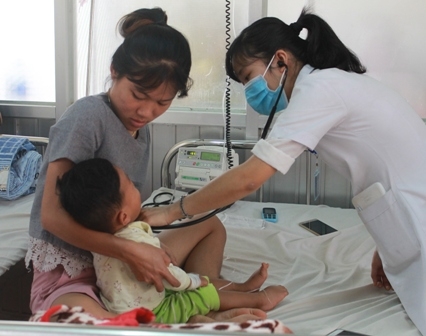 Một trẻ bị tiêu chảy cấp điều trị tại khoa Nhi tổng hợp.
