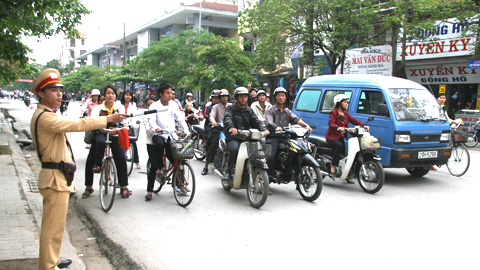 Lực lượng Cảnh sát giao thông làm nhiệm vụ bảo đảm trật tự an toàn giao thông trên đường phố. Ảnh: TL