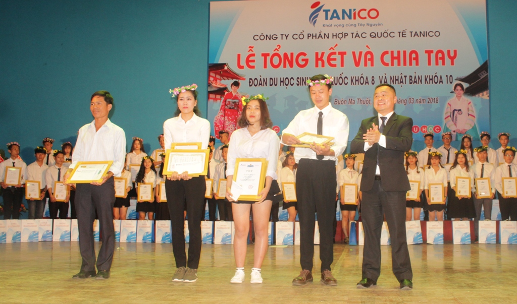 Lãnh đạo Công ty Cổ phần hợp tác quốc tế TANICO tặng quà cho học sinh xuất sắc.