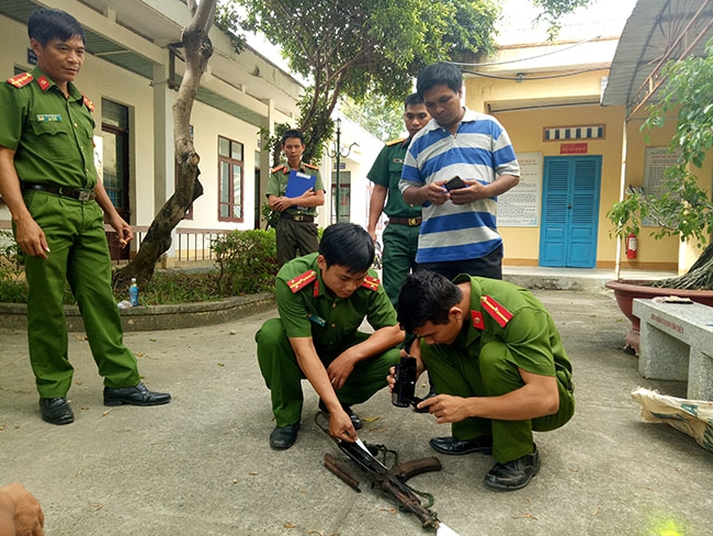 Đoàn viên, thanh niên  Công an huyện M'Đrắk  kiểm tra  vũ khí  thu hồi. 