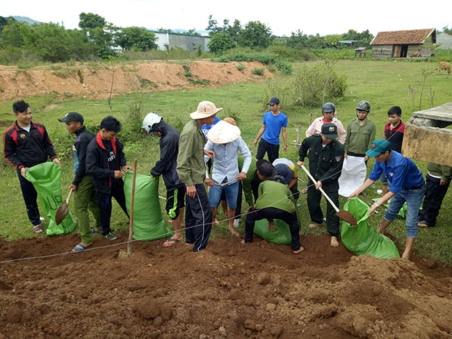 Đoàn viên, thanh niên Công an huyện M'Đrắk tham gia xây dựng sân nhà sinh hoạt buôn Cuăh, xã Krong Jing.