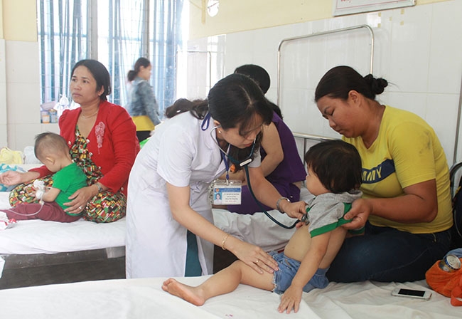 Trẻ bị bệnh tiêu chảy điều trị tại khu vực bệnh truyền nhiễm, Khoa Nhi tổng hợp,  Bệnh viện Đa khoa tỉnh. 
