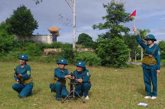 Khẩu đội hỏa lực dân quân huyện Ea Kar luyện tập bắn súng cối 60 mm. 