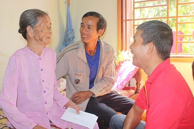 Đại diện nhóm Thiện nguyện thăm hỏi, chuyện trò cùng Mẹ Việt Nam Anh hùng Dương Thị Liễu. 