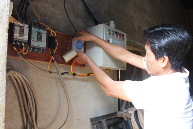 Ông Trần Ngọc Nguyên (thôn Hòa Nam 2, xã Ea Nuôl) đang vận hành hệ thống tưới tiết kiệm nước.