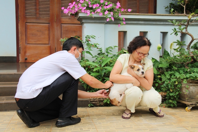 Cán bộ thú y TP. Buôn Ma Thuột thực hiện tiêm phòng vắc xin dại cho chó trên địa bàn phường Tân Lợi.