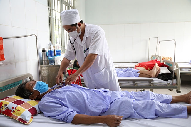 Bác sĩ Bệnh viện Lao và bệnh Phổi tỉnh thăm khám cho người bệnh. 