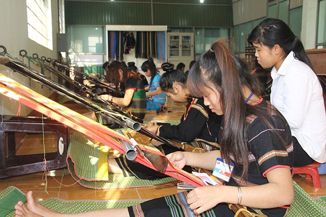 Tiết thực hành nghề dệt truyền thống tại Trường Cao đẳng Công nghệ Tây Nguyên. 