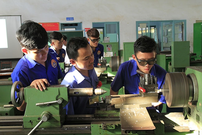 Giờ thực hành của học sinh ngành cắt gọt kim loại Trường Cao đẳng Kỹ thuật Đắk Lắk.   