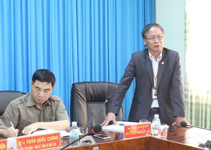 Bí thư Huyện ủy MĐrắk Đinh Khắc Tuấn nêu kiến nghị tại buổi làm việc. 