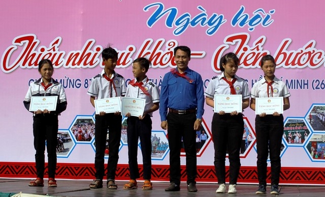 Phó Bí thư Tỉnh Đoàn Nguyễn Ngọc Hoàng trao học bổng cho các em học sinh trường THCS Nguyễn Viết Xuân, thị trấn Krông Kmar.