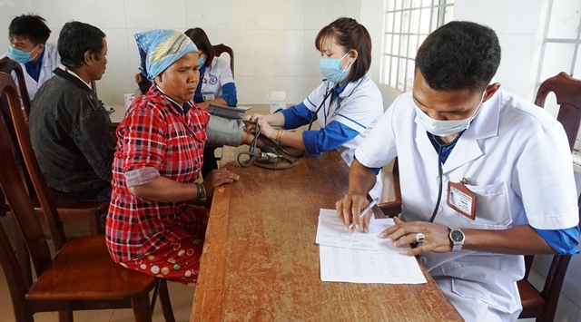 Các bác sĩ trong Chi hội Thầy thuốc trẻ huyện Krông Bông khám bệnh cho người dân tại xã Yang Mao.